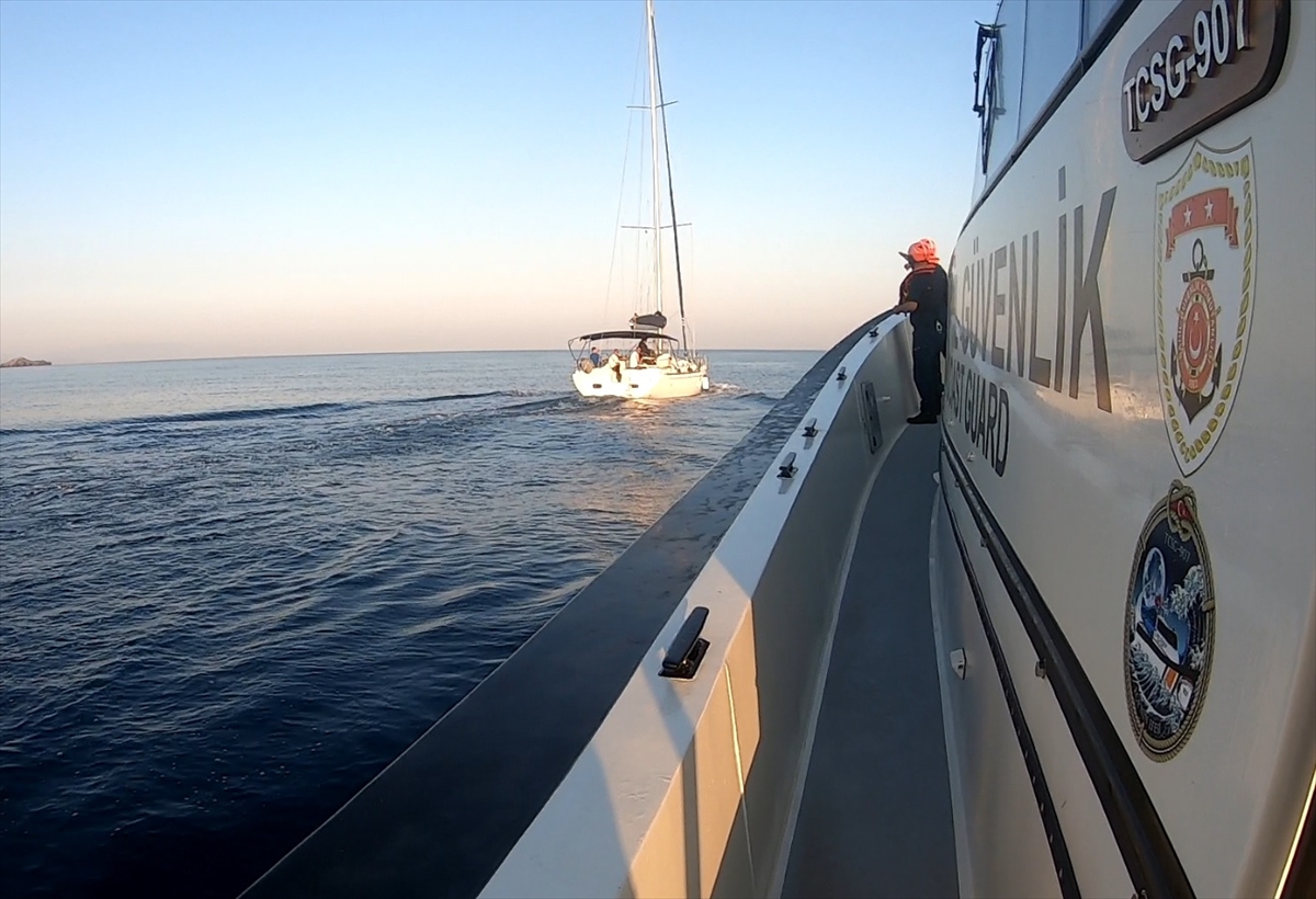 İzmir açıklarında geri itilen 124 düzensiz göçmen kurtarıldı