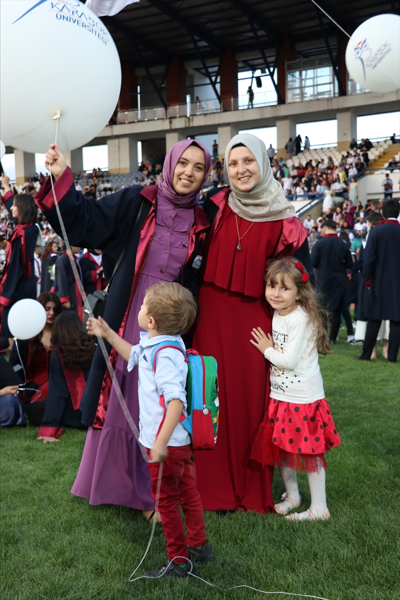 Karabük'te 2 çocuk annesi, mezuniyet sevinci yaşadı.