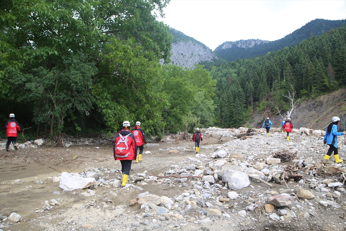 GÜNCELLEME – Kastamonu'da sele kapılan genci arama çalışmalarına ara verildi