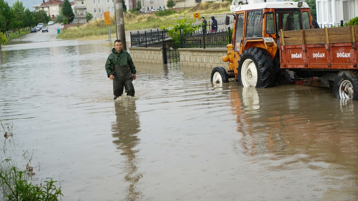 Kütahya'da sağanak nedeniyle bazı binalarda su baskını meydana geldi