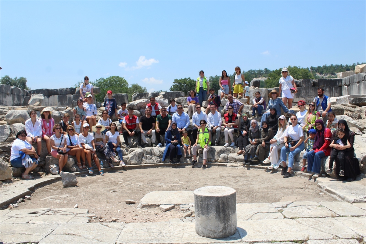 Muğla'da yaşayan Suriyeliler ve Ukraynalılar antik kentleri gezdi