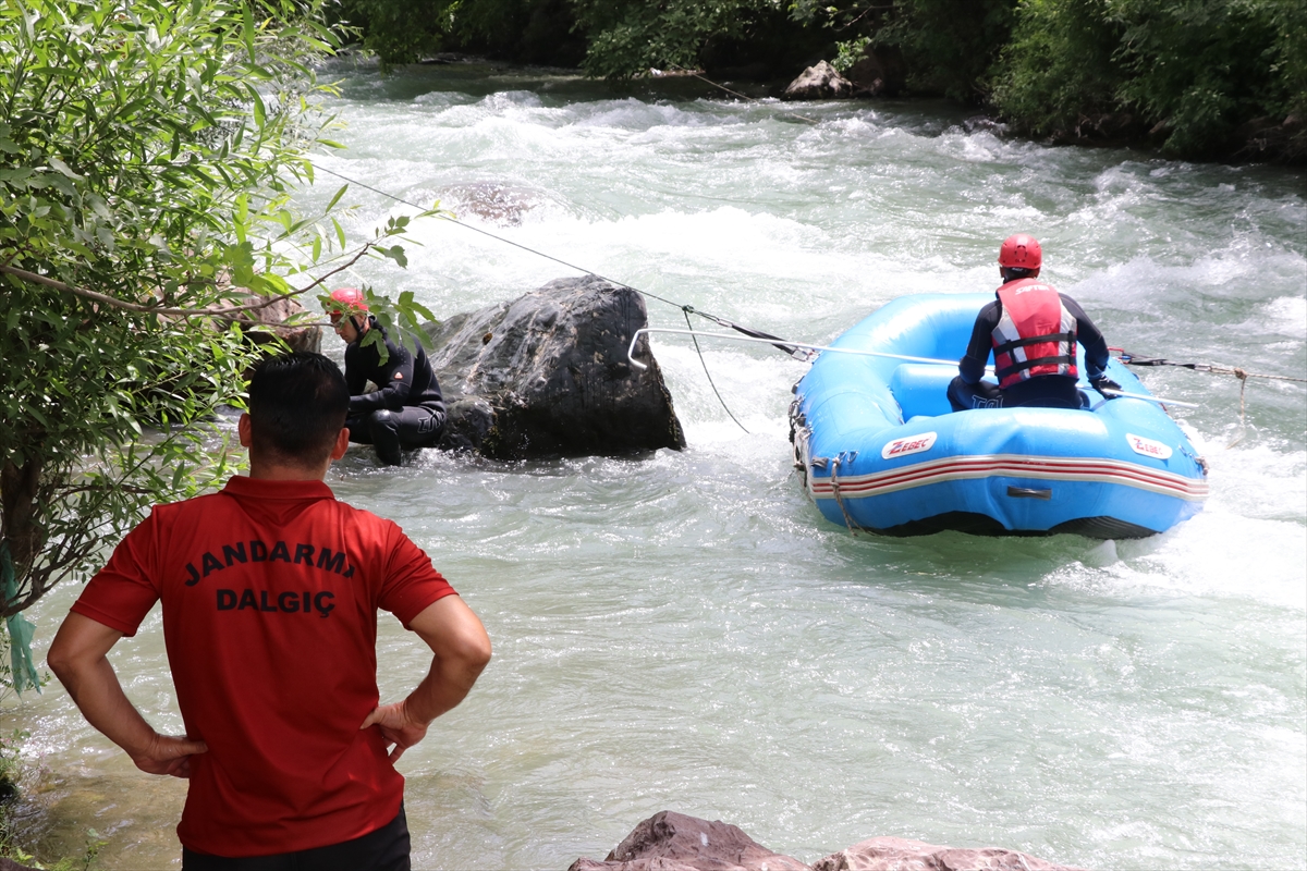 Müküs Çayı'nda kaybolan hemşirenin ailesi arama çalışmalarını umutla takip ediyor