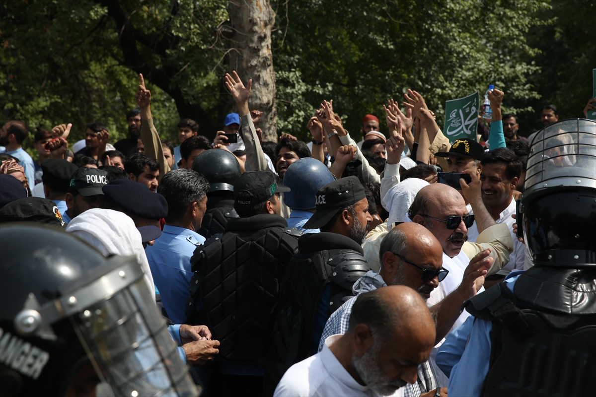 Pakistan'da Hint yetkililerin Hazreti Muhammed'e hakareti protesto edildi