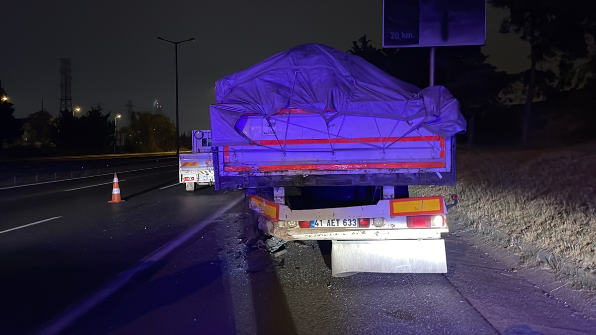 Park halindeki tıra çarpan otomobildeki bir kişi öldü, bir kişi ağır yaralandı