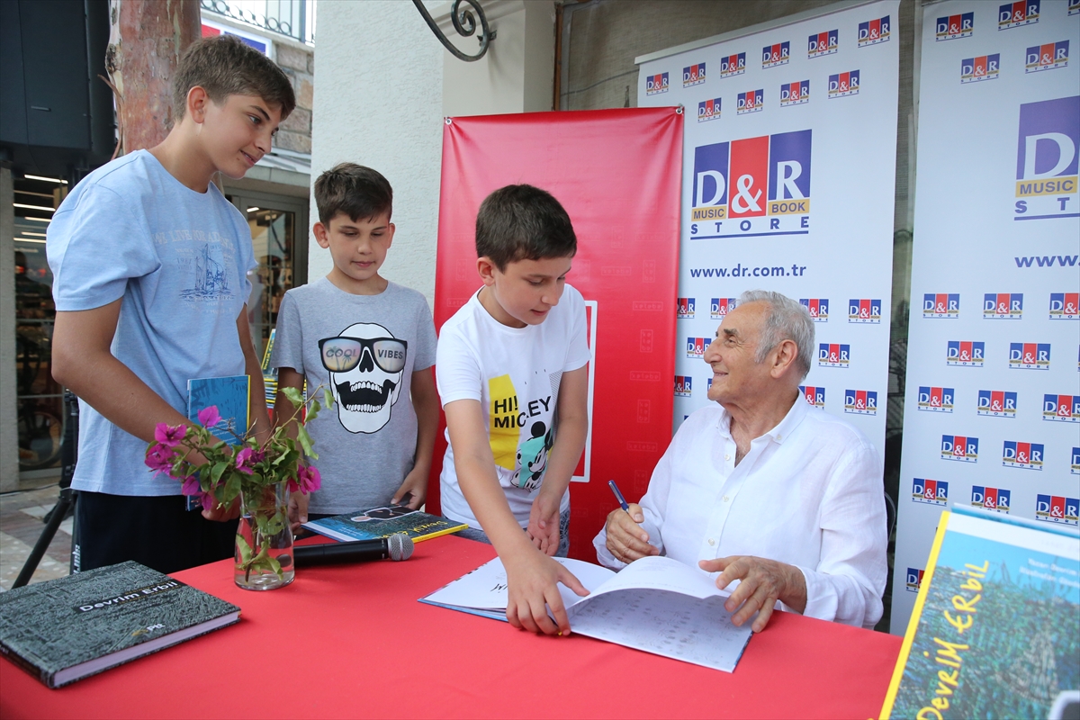 Ressam Devrim Erbil, Bodrum'da kitabının tanıtımına katıldı