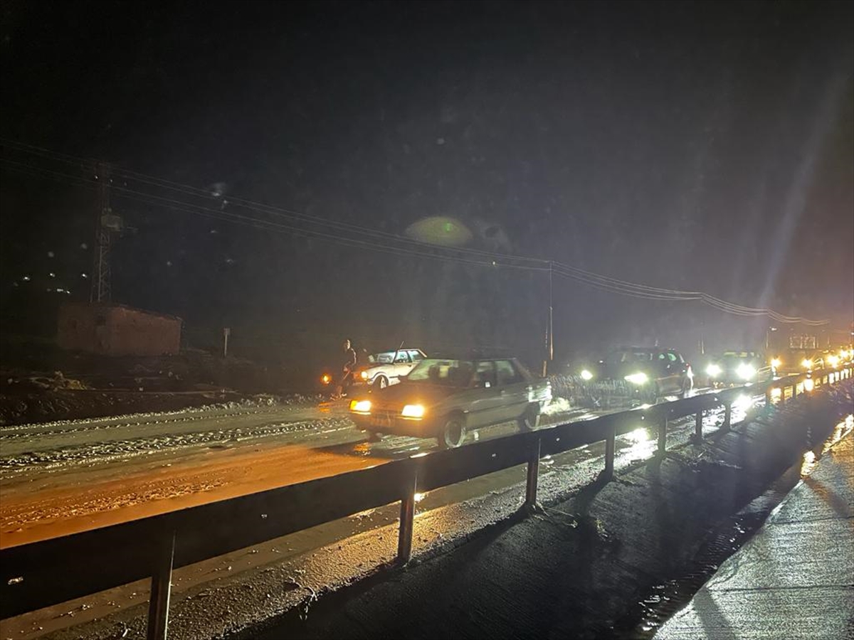 Sel nedeniyle ulaşıma kapanan Sivas-Kayseri kara yolu açıldı