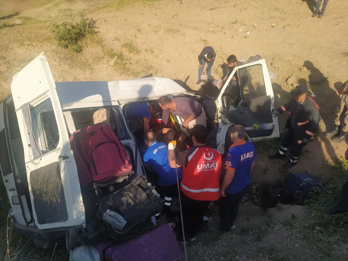 Siirt'te şarampole devrilen minibüsteki 4 kişi öldü, 6 kişi yaralandı