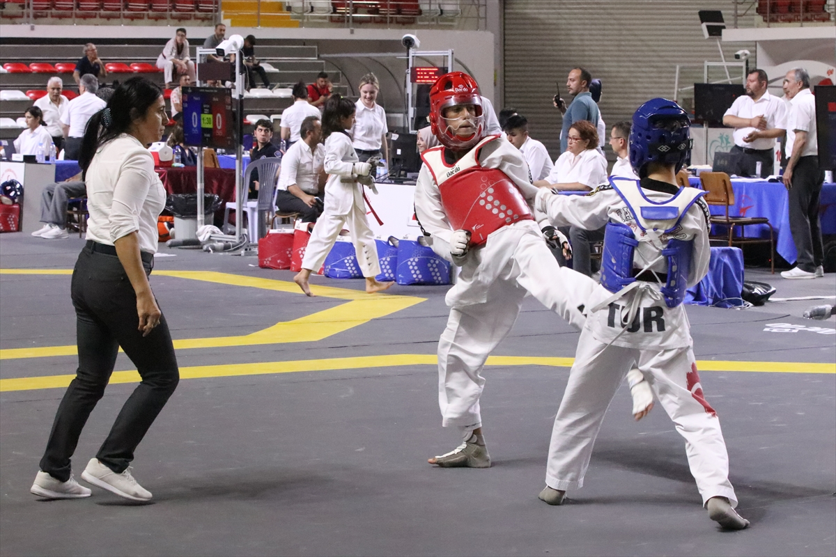 Sivas'ta düzenlenen Tekvando Yıldızlar Türkiye Şampiyonası sürüyor