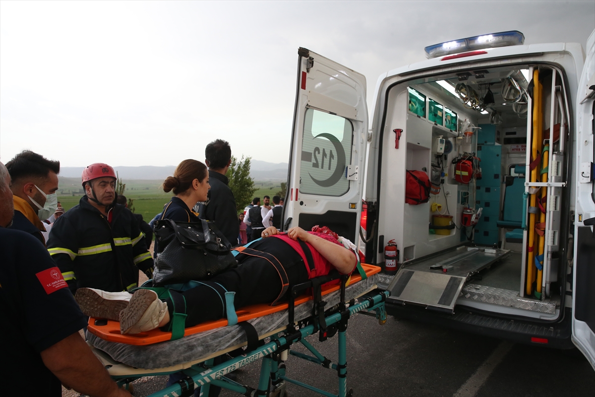 Tokat'ta iki otomobilin çarpıştığı kazada 10 kişi yaralandı