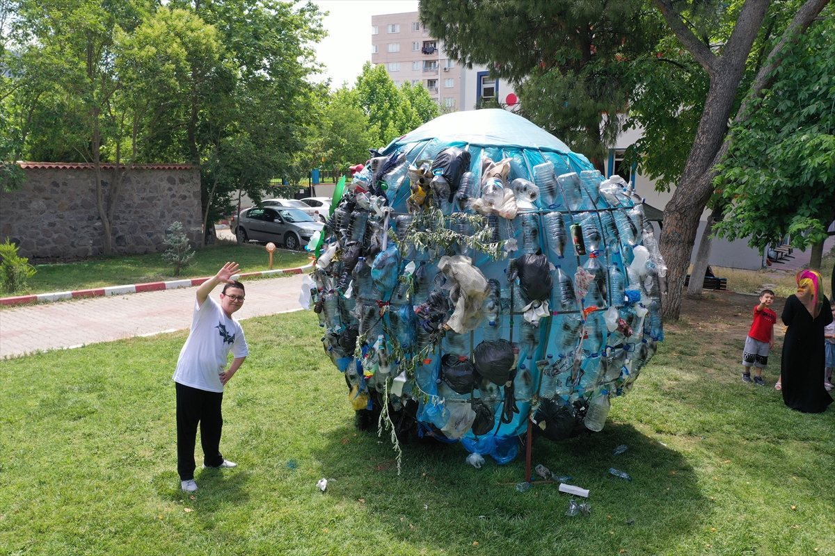 Topladıkları atıklarla küre tasarlayan öğrenciler kirliliğe dikkati çekti