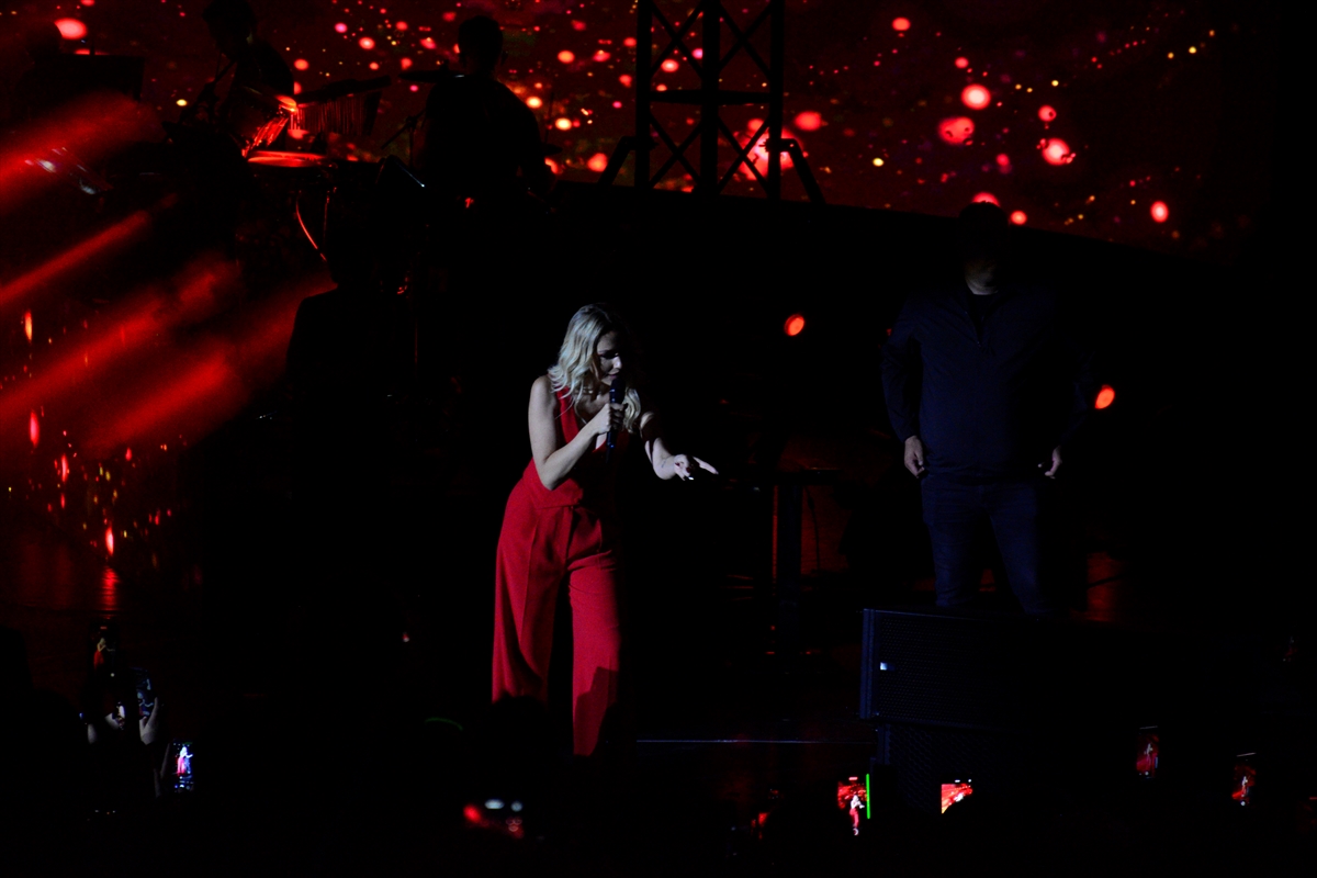 Uluslararası Bursa Festivali'nde Hadise sahne aldı