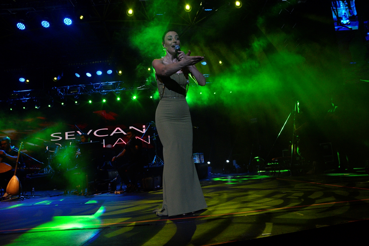 “Uluslararası Bursa Festivali”nde Musa Eroğlu ve Sevcan Orhan sahne aldı