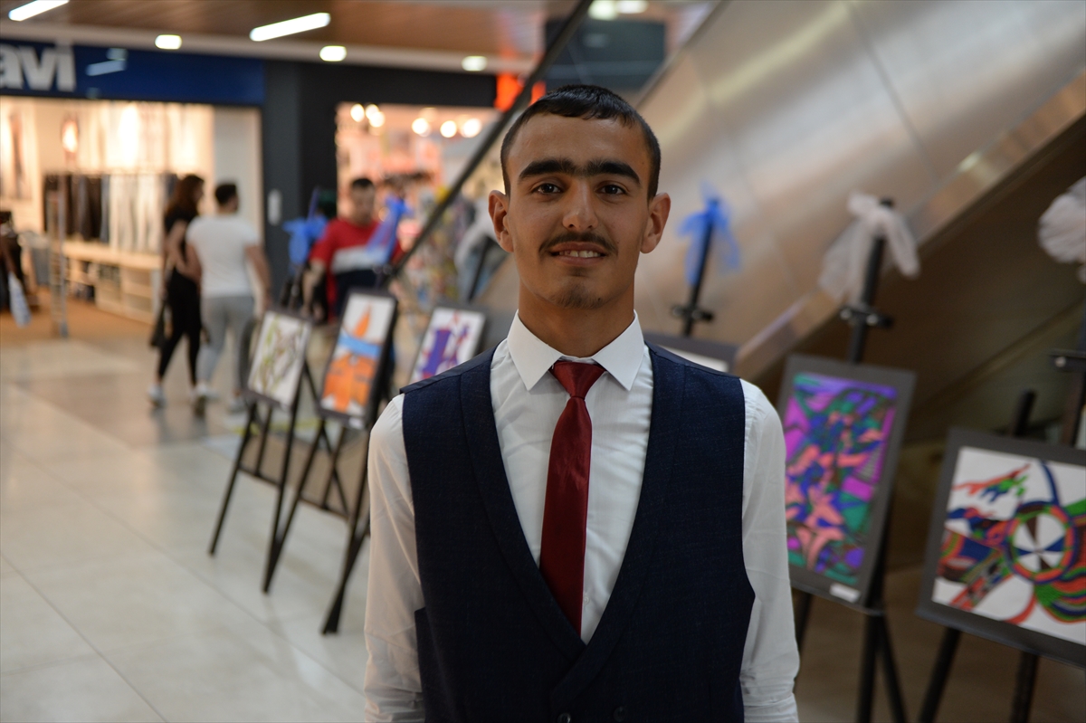 Zihinsel engelli ressam genç 2. kişisel sergisini açtı