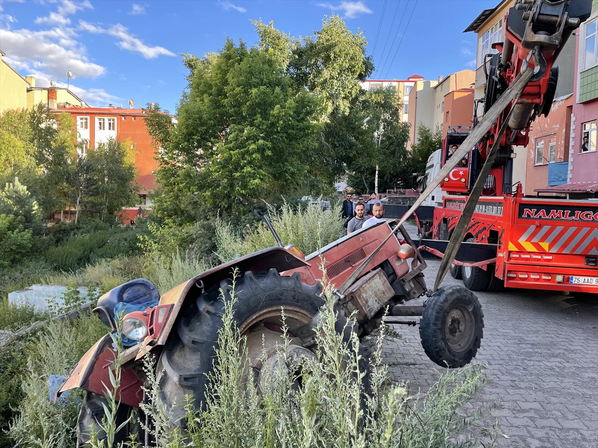 Ardahan'da devrilen traktörün sürücüsü öldü