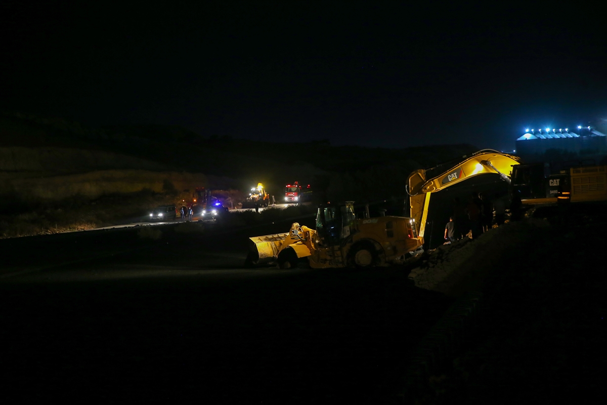 Atık su birikintisi nedeniyle kapanan TAG Otoyolu'nda temizlik çalışması başlatıldı
