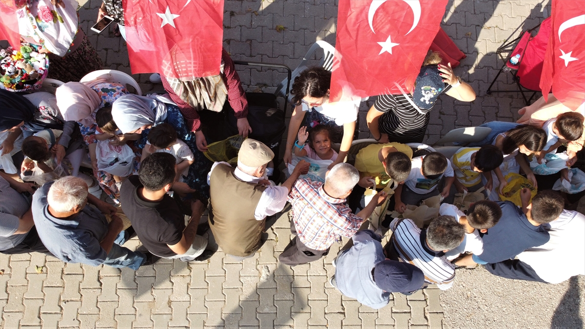 Bilecik'te 6 asırlık “şeker atma” geleneği yeniden yaşatıldı