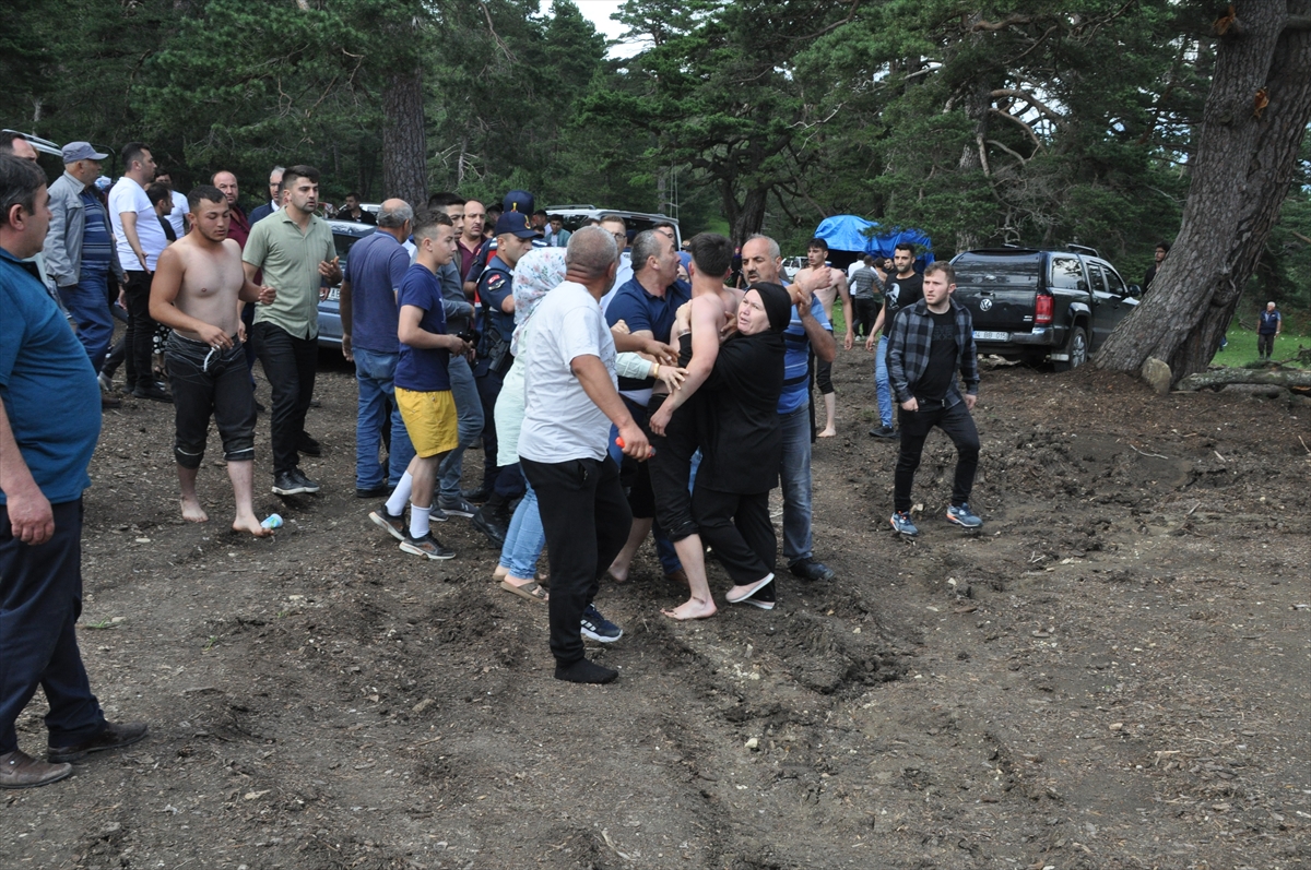 Bolu'daki güreşlerde bir sporcu ile rakibinin yakınları arasında kavga çıktı