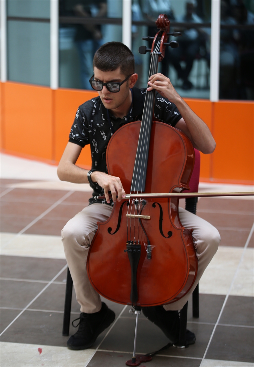 Çanakkale'de buluşan otizmli öğrenciler üniversitedeki müzik eğitimlerini tamamladı