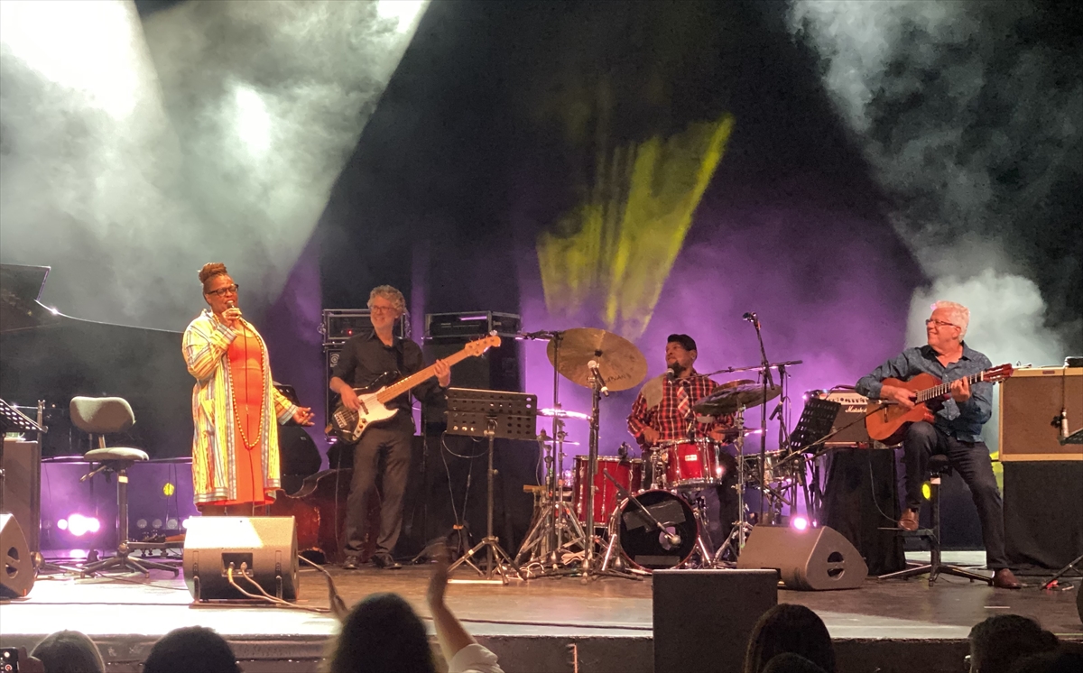 Cazın efsanelerinden Dianne Reeves, İstanbul'da konser verdi