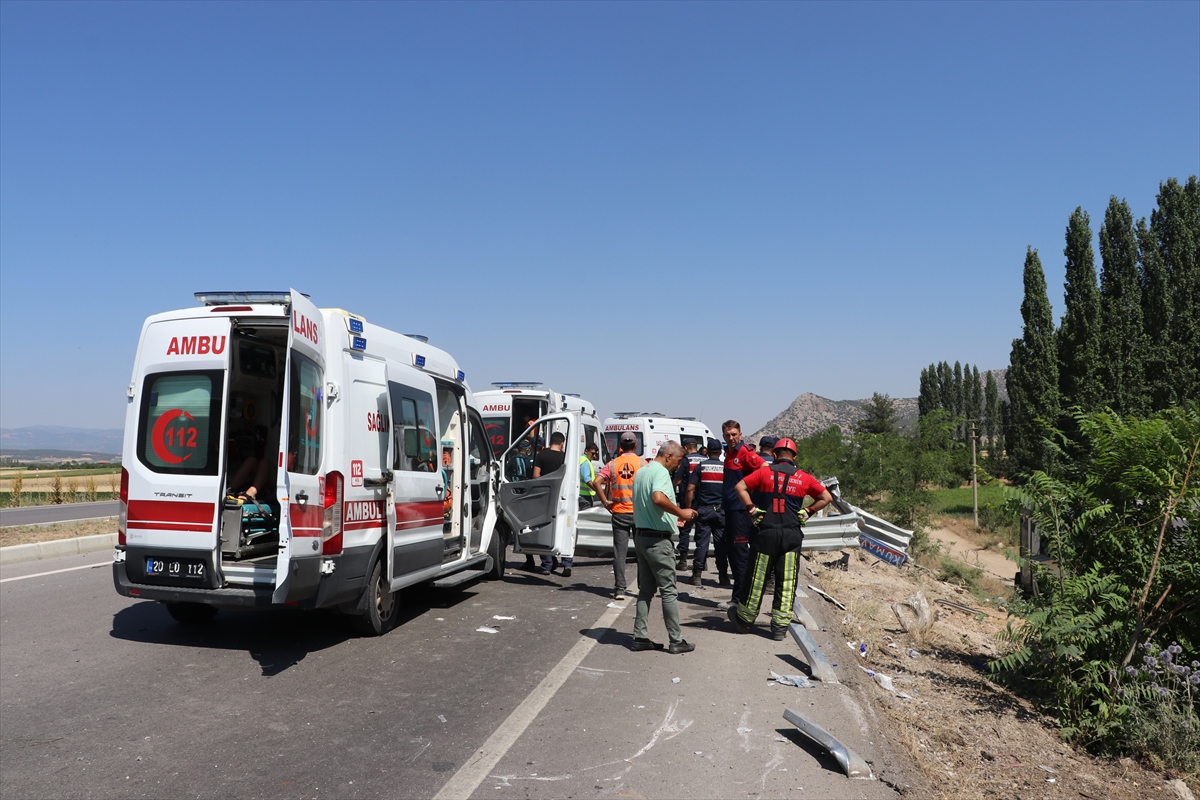 GÜNCELLEME – Denizli'de tur otobüsü şarampole devrildi, 41 kişi yaralandı