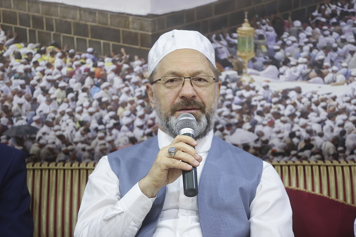 Diyanet İşleri Başkanı Erbaş, hac organizasyonunda görevli personelle bayramlaştı: