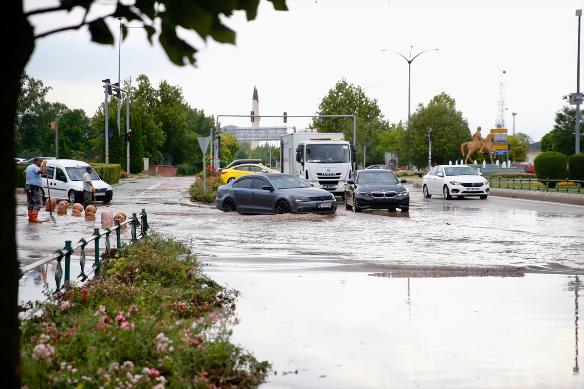 Eskişehir'de sağanak, su baskınlarına neden oldu