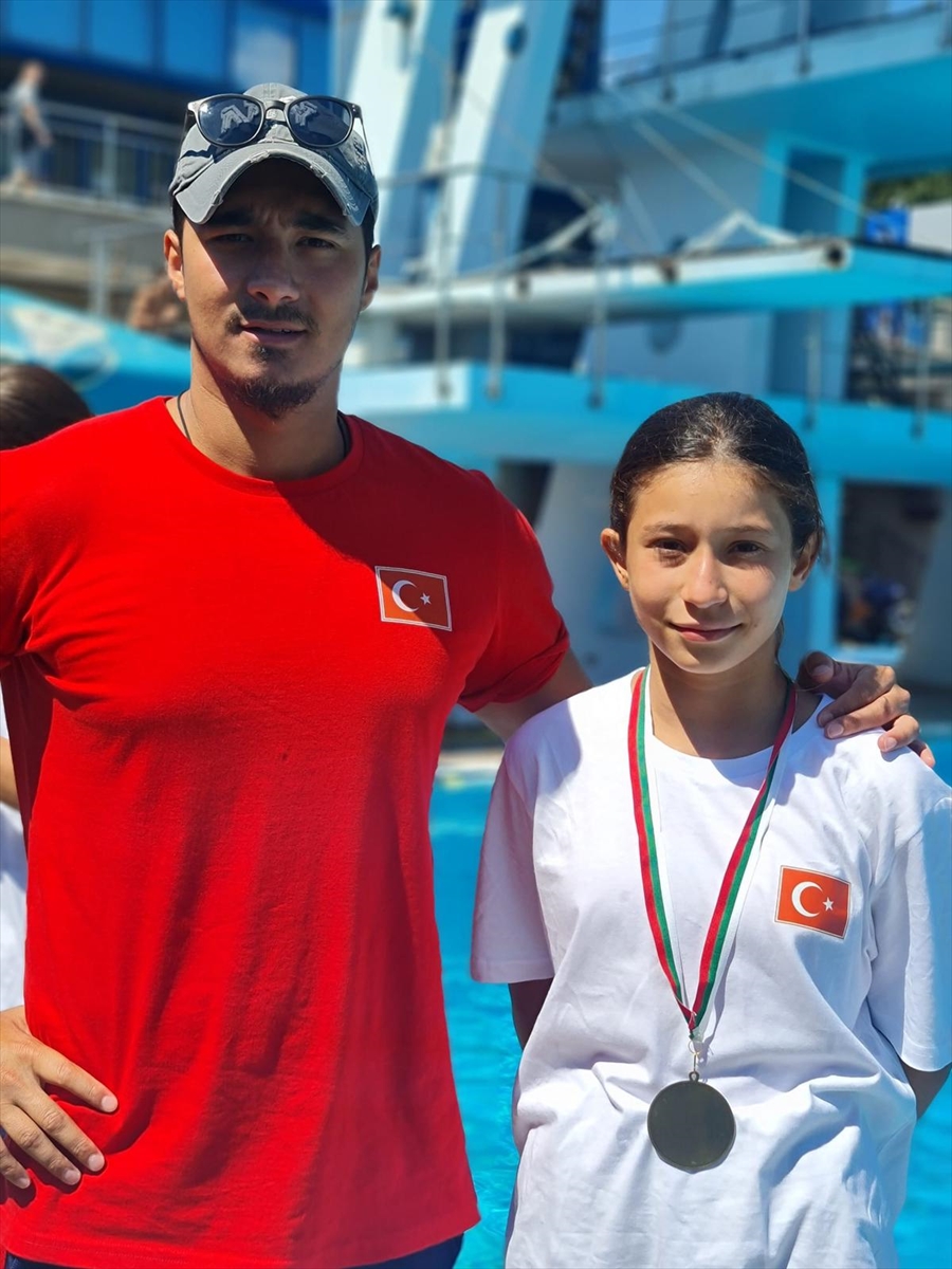 Genç milli yüzücülerden Bulgaristan'daki turnuvada 2'si altın 6 madalya