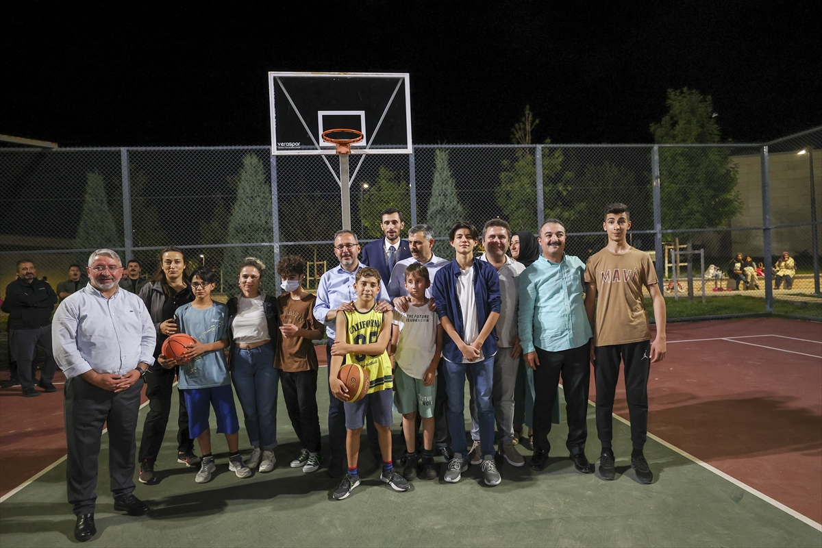 Bakan Kasapoğlu, Çorum'da gençlerle basketbol oynadı