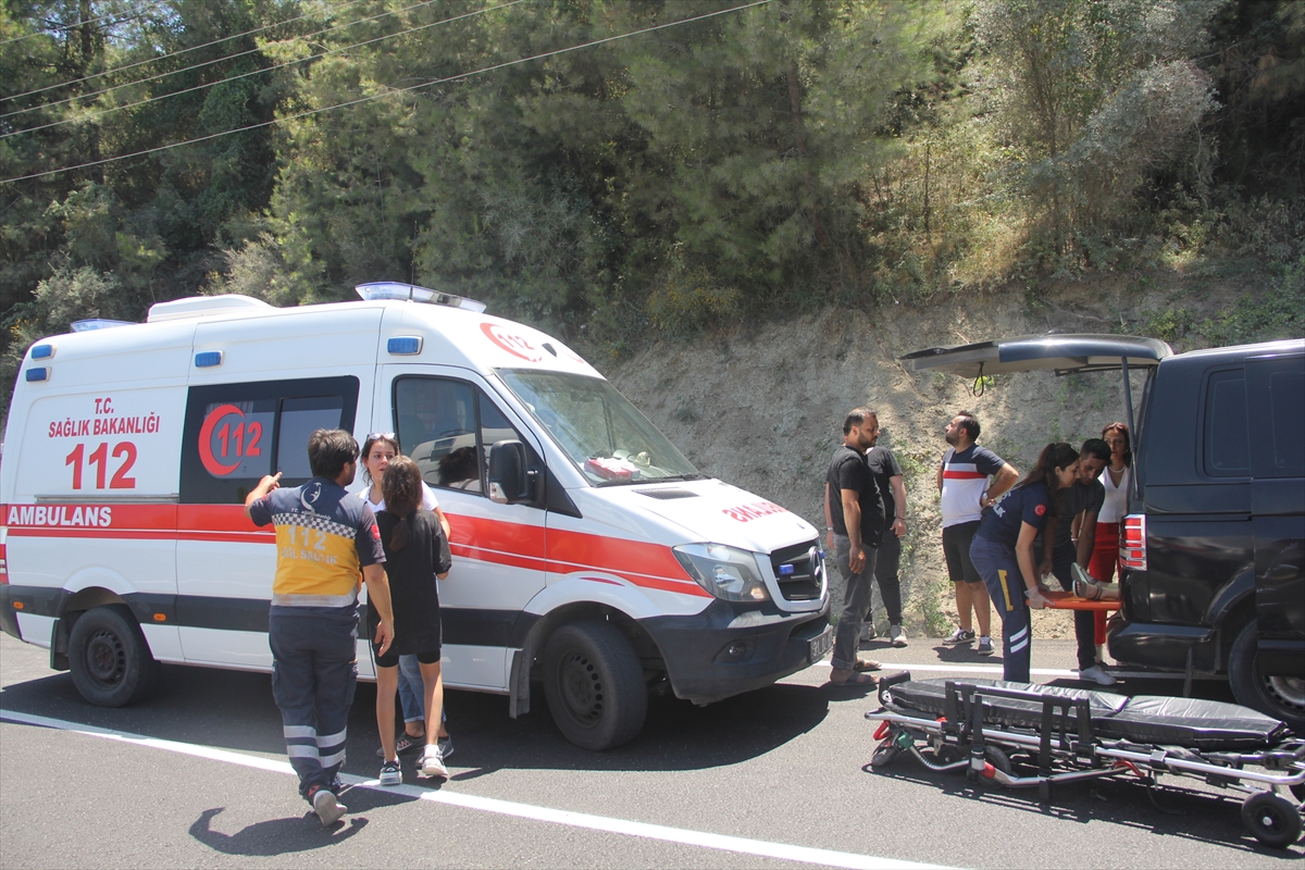 Hatay'da devrilen engelli motosikletindeki 3 kişi yaralandı