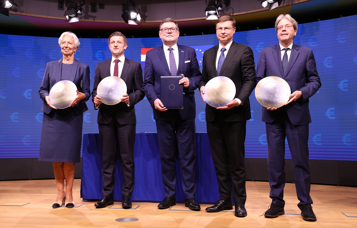 Hırvatistan'ın avro bölgesine katılması için imzalar atıldı