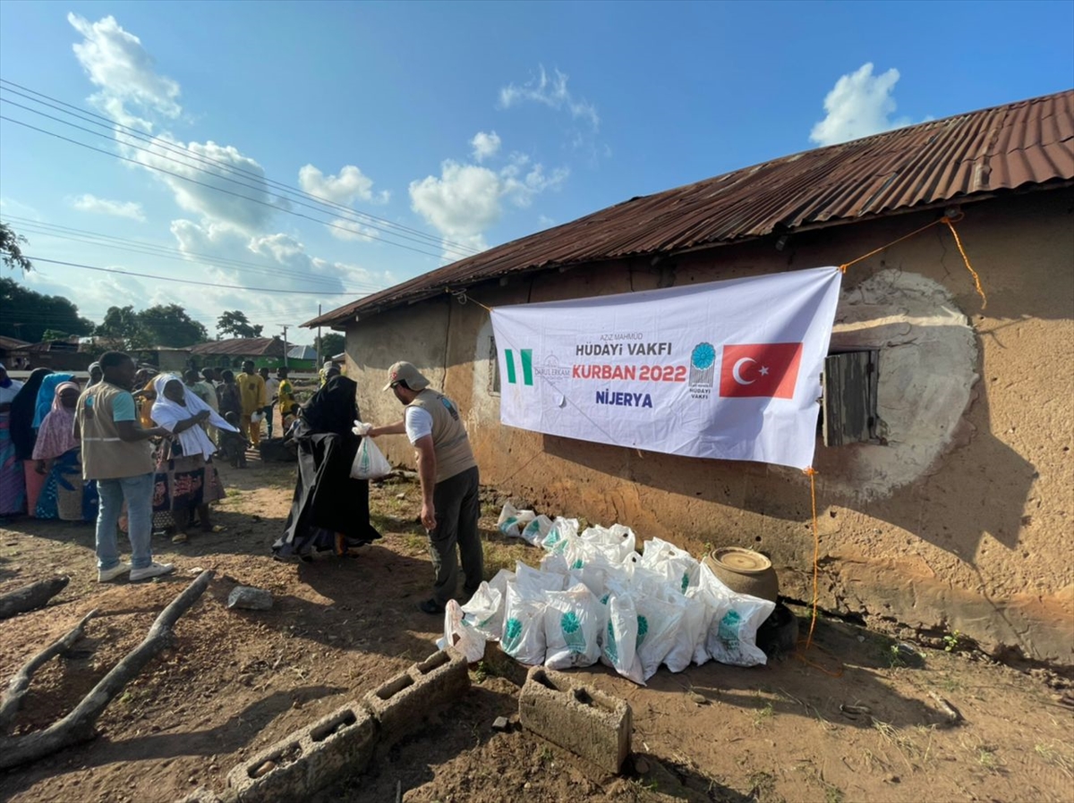 Hüdayi Vakfı, Nijerya'da 2 bin 625 hisse kurban eti dağıttı