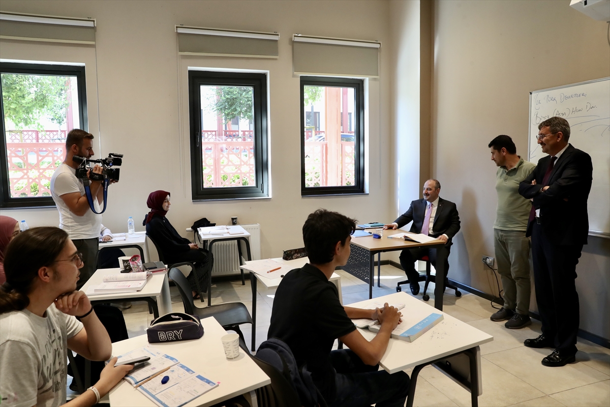 Bakan Varank, İbn Haldun Üniversitesi Tercih Festivali programında öğrencilerle buluştu