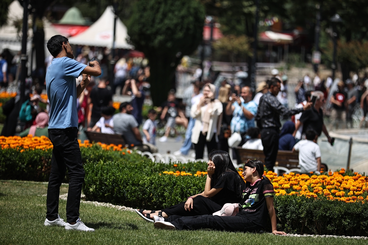 İstanbul dünyanın dört bir yanından gelen turistleri ağırlamaya devam ediyor