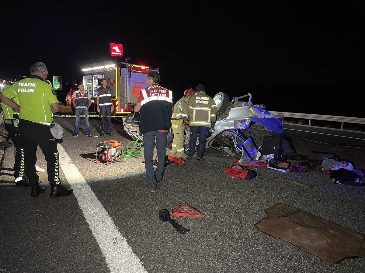 İstanbul-İzmir Otoyolu'nda otomobil bariyerlere çarptı, 3 kişi öldü, 2 kişi yaralandı