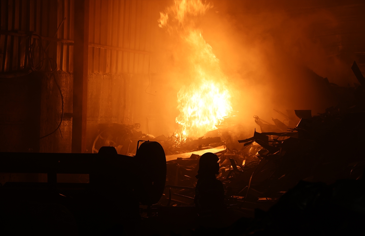 İstanbul'da geri dönüşüm fabrikasında yangın çıktı
