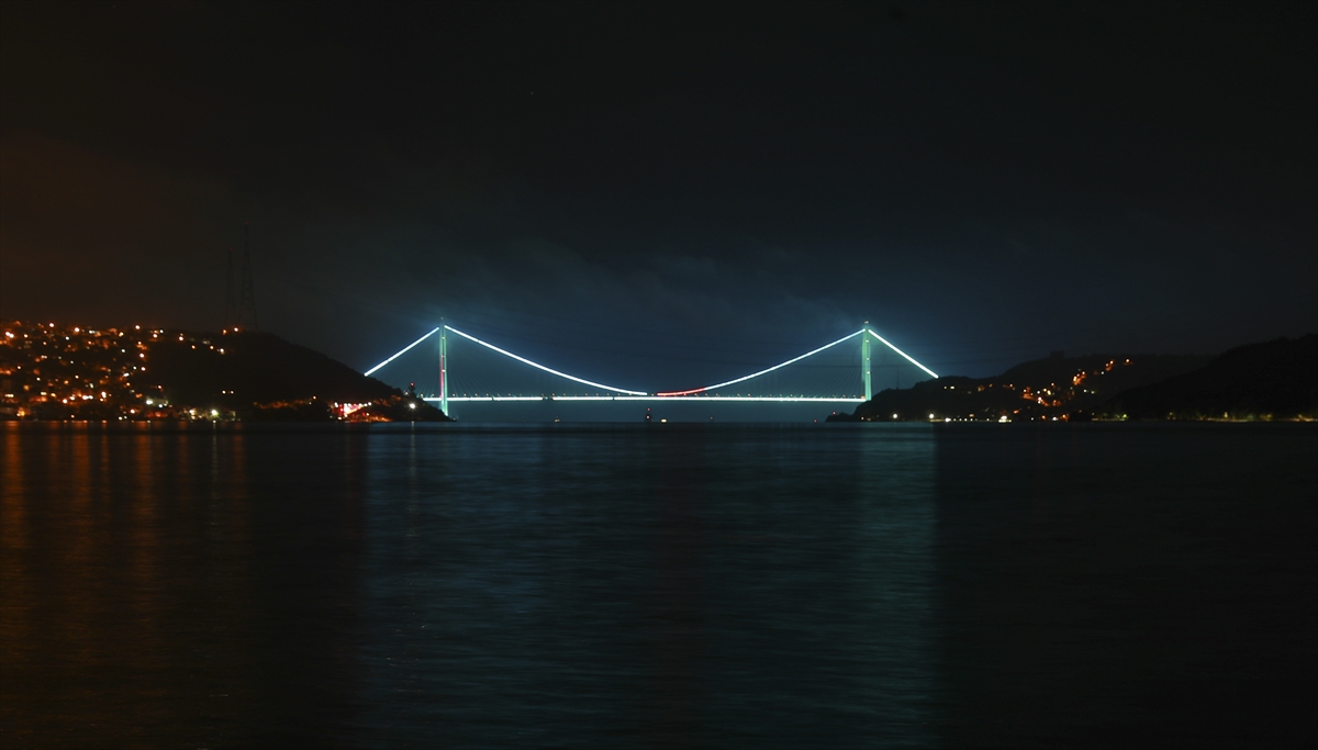 İstanbul’da köprüler Denizcilik ve Kabotaj Bayramı için aydınlatıldı