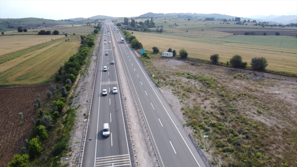 İstanbul'u Karadeniz illerine bağlayan D-100 kara yolunda bayram yoğunluğu sürüyor