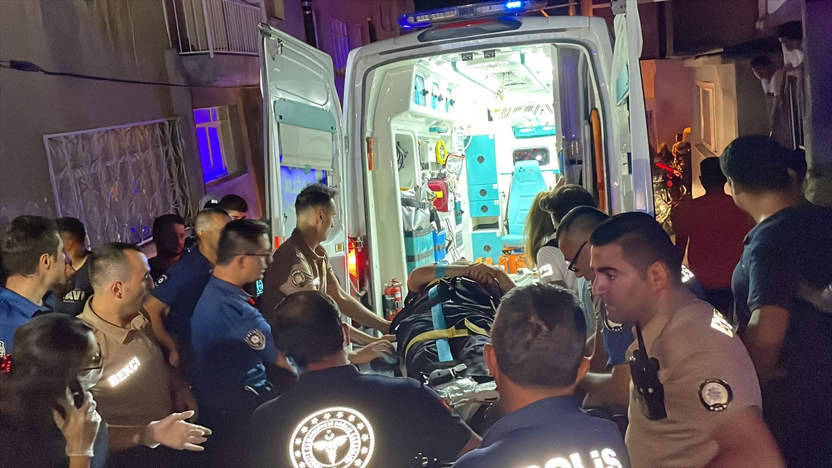 İzmir'de kavga ihbarına giden polis yüksekten düşerek yaralandı