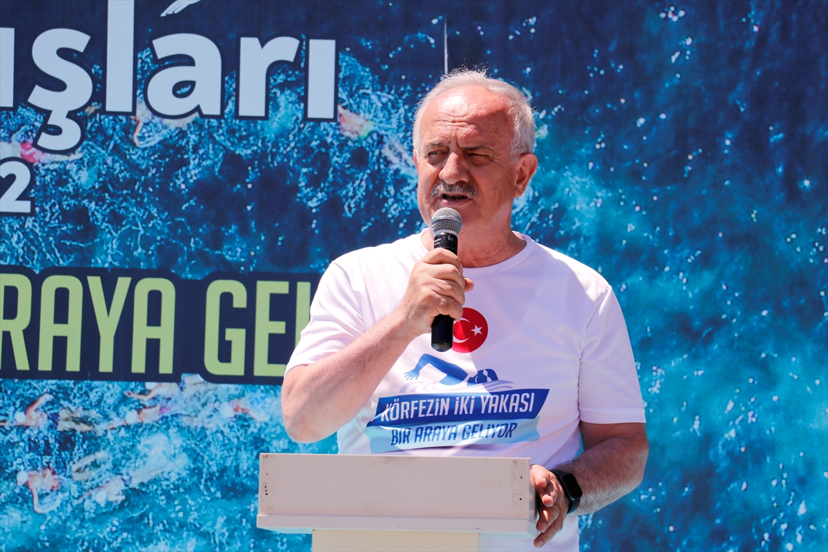 İzmit Körfezi'ni yüzerek geçtiler