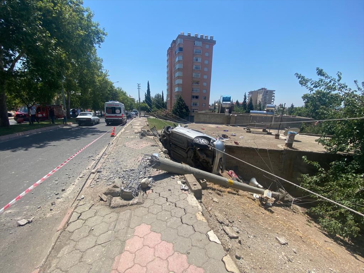 Kahramanmaraş'ta devrilen otomobildeki 2 kişi yaralandı