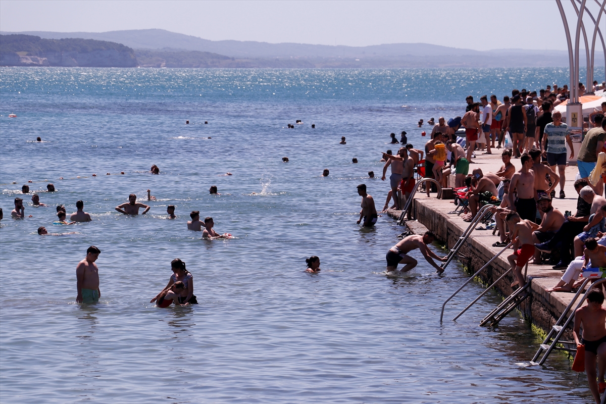 Kandıra'nın mavi bayraklı plajlarında hafta sonu hareketliliği