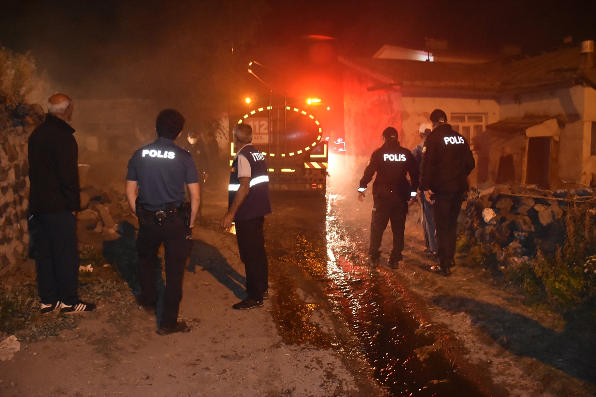 Kars'ta ot yığınlarının bulunduğu alanda çıkan yangın söndürüldü
