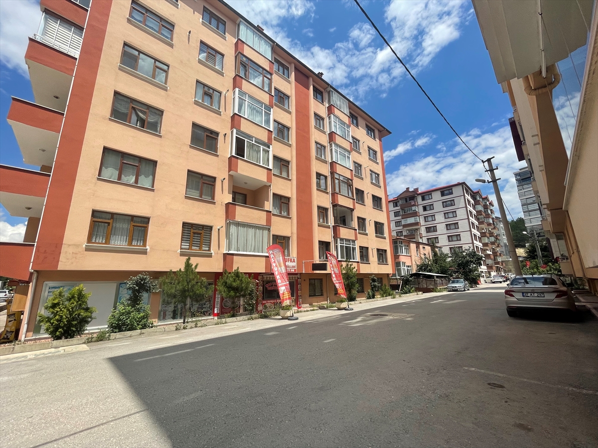 Kastamonu'da binanın 6'ncı katından düşen öğretmen hayatını kaybetti