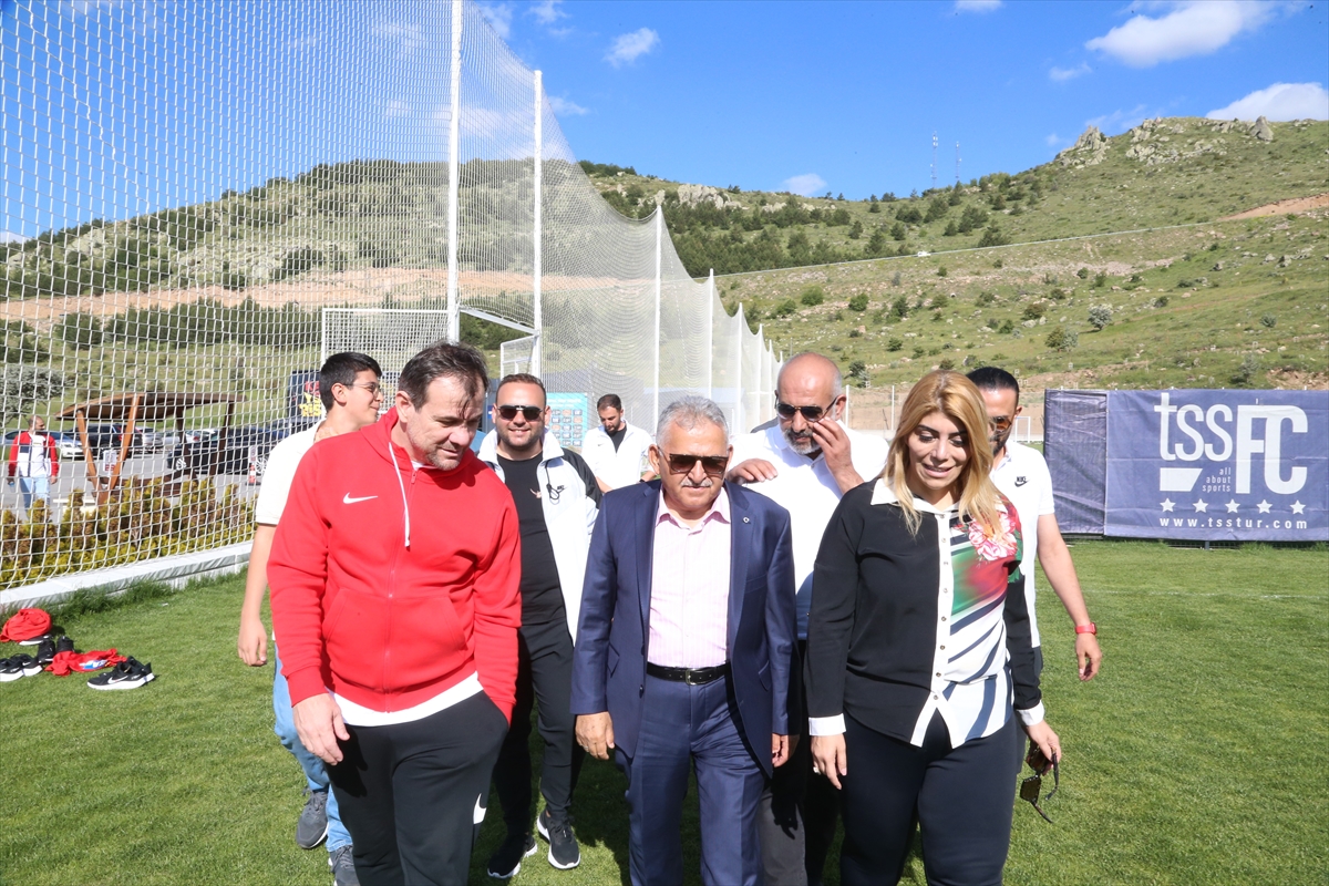Kayseri Büyükşehir Belediye Başkanı Büyükkılıç, Kayserispor'un antrenmanını izledi