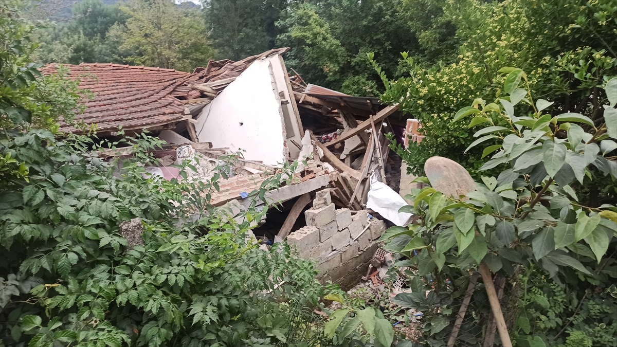 Kocaeli'de 2 katlı ev çöktü