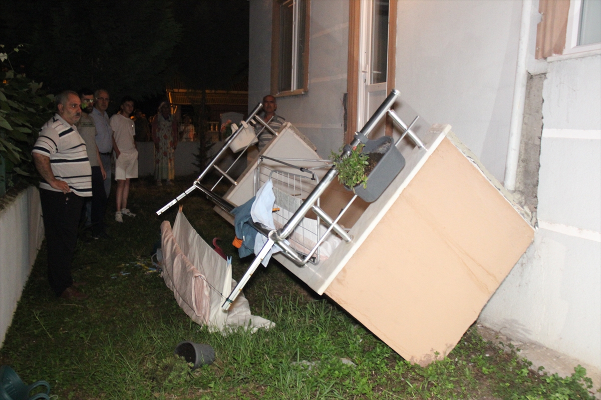 Kocaeli'de 3 katlı binanın balkonu çöktü