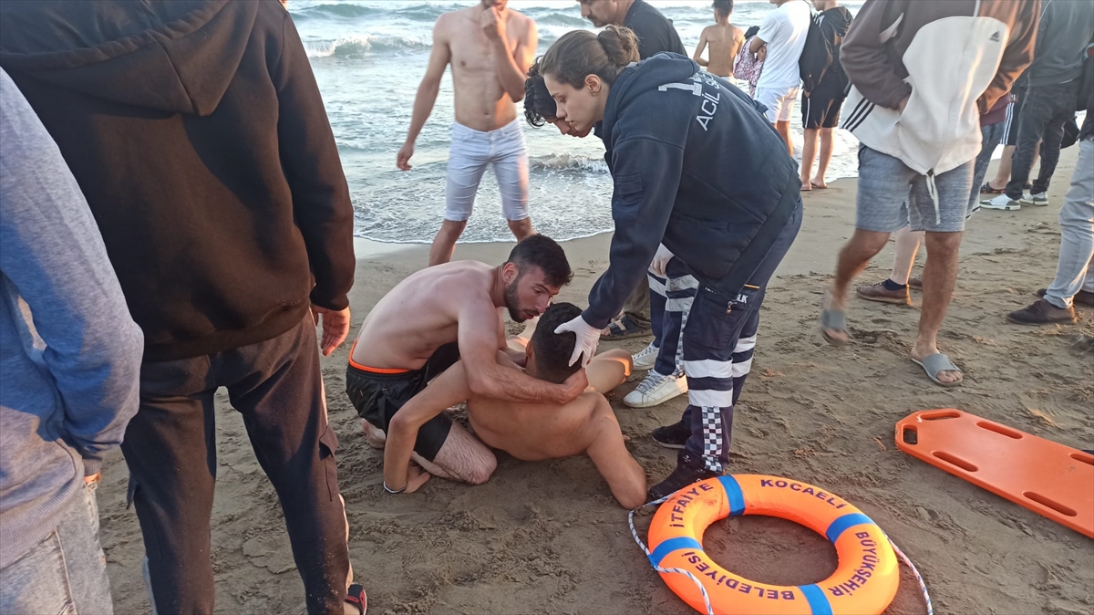 Kocaeli'de denizde boğulma tehlikesi geçiren 2 kişi kurtarıldı