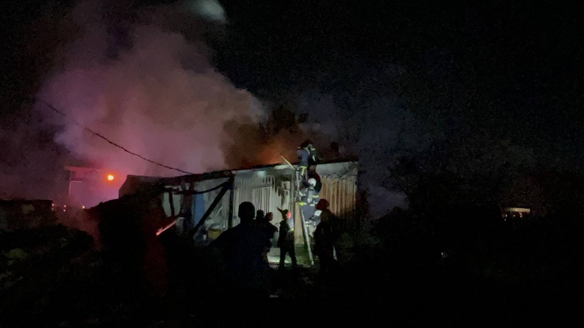 Kocaeli'de geri dönüşüm tesisinde çıkan yangın söndürüldü
