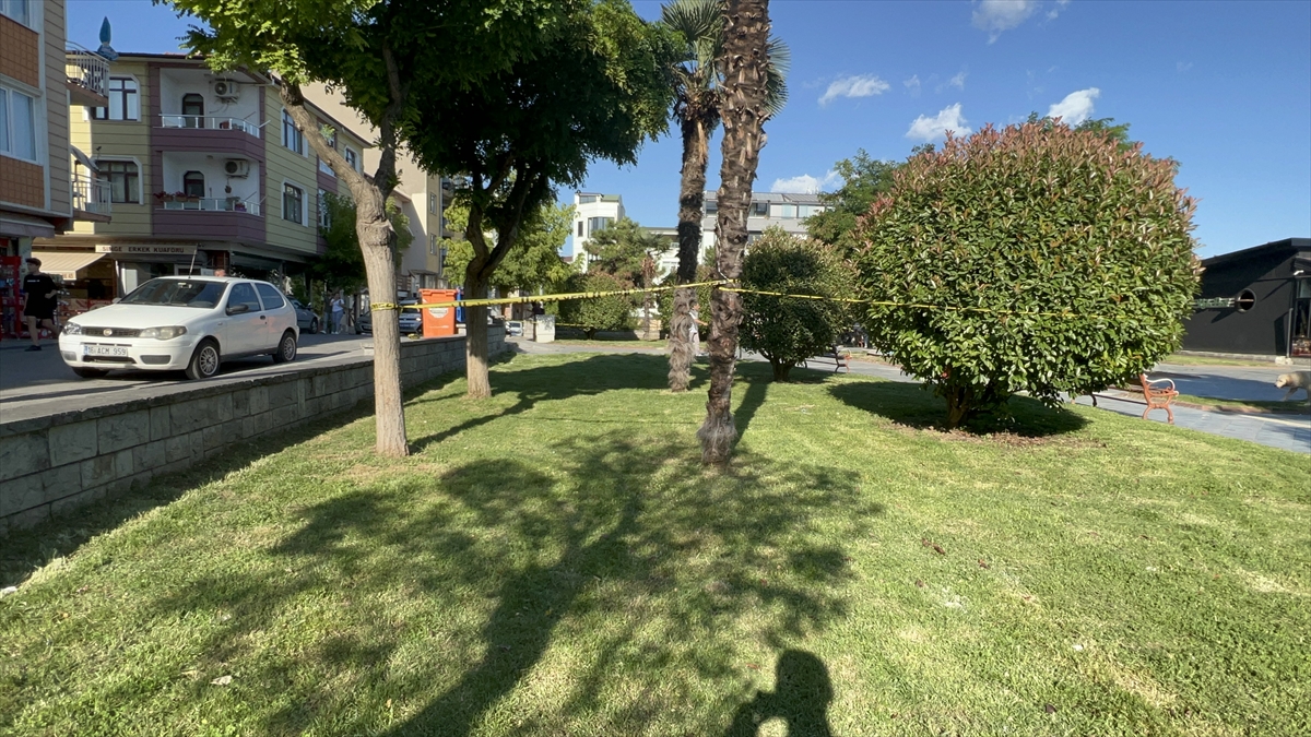 Kocaeli'de parkta oturduğu sırada silahlı saldırıya uğrayan baba ve oğlu yaralandı