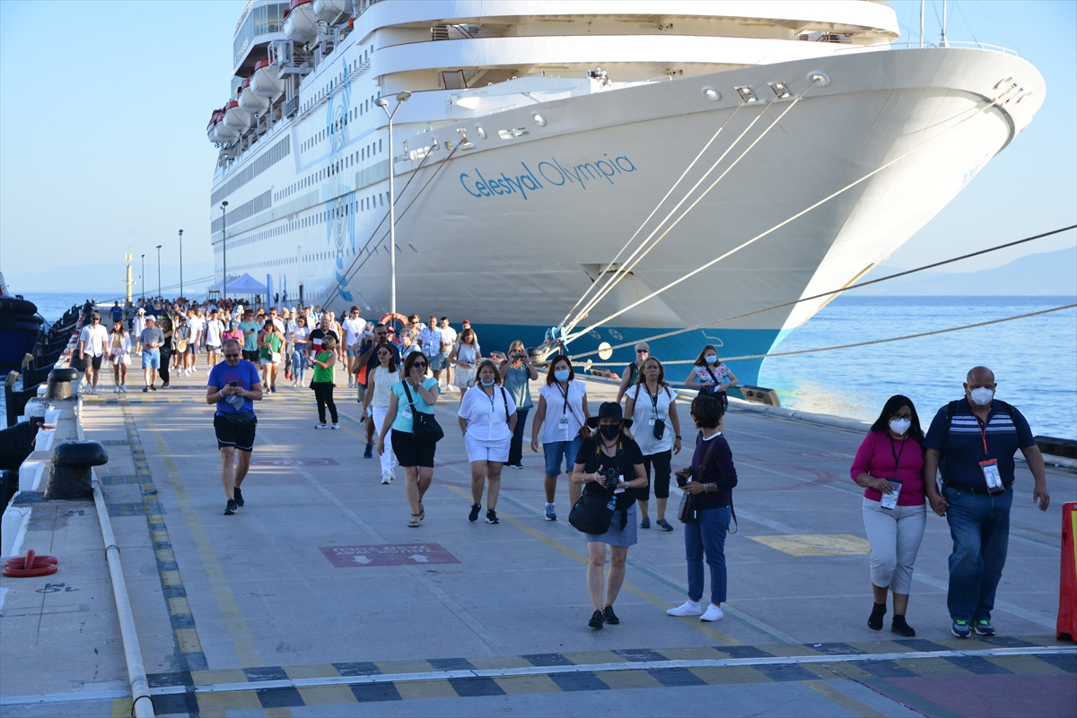 Kuşadası, 5 kruvaziyerle gelen yaklaşık 6 bin 700 turisti ağırladı